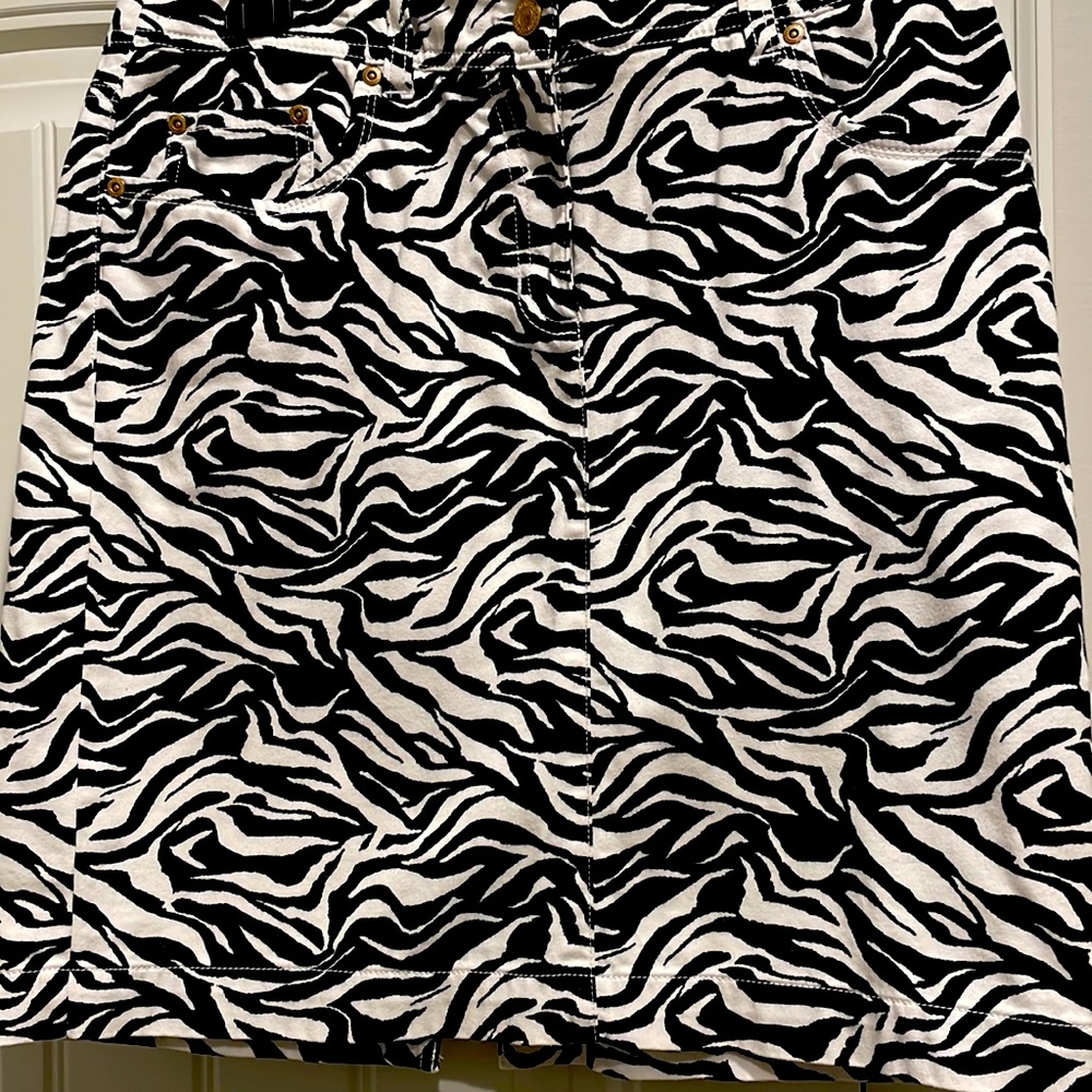 Stretchy and sporty with 2 pockets & kick pleat in back.